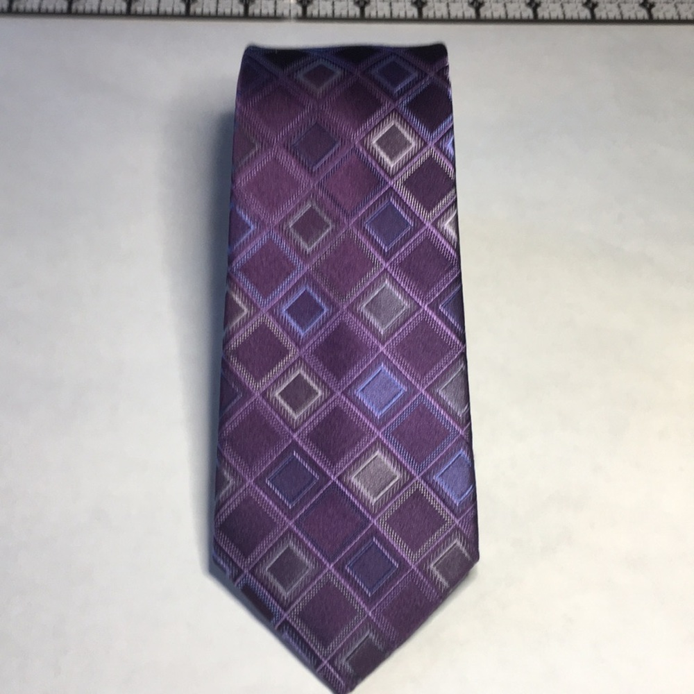 Kenneth Cole Reaction purple tie with silver and blue diamond pattern.